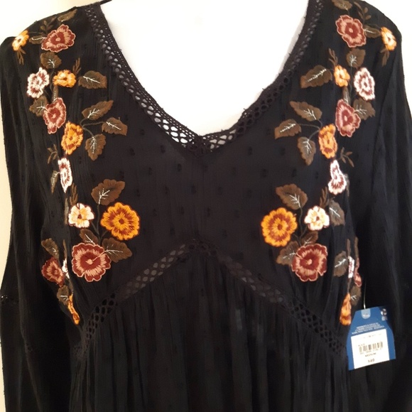 Arizona Jean Company Tops - Arizona Jean Co Embroidered Top sz Med. NWT